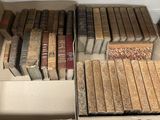 de nombreux vieux livres dans une boîte posée par terre