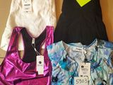 trois brassières de sport pour femme et un débardeur pour femme avec une étiquette de prix