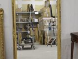 un grand miroir placé à côté de deux miroirs plus petits