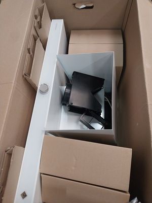 une boîte contenant un téléviseur, placée au milieu de celle-ci