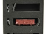 une image représentant un train miniature dans une boîte en plastique