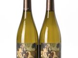 deux bouteilles de vin sur lesquelles figurent les portraits d'une femme et d'un homme