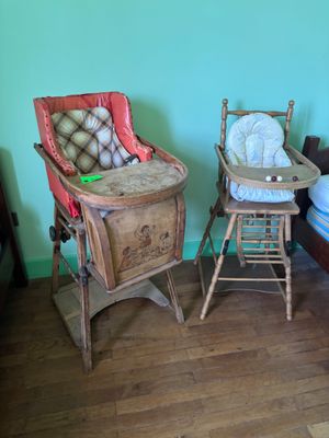 une chaise haute à côté d'une chaise haute