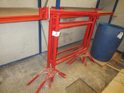 une photo d'un établi métallique rouge dans un garage