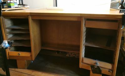 un bureau en bois avec des tiroirs et un tiroir en dessous