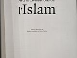 une image représentant un livre sur lequel figure une illustration d'un texte islamique
