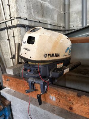un petit moteur posé sur une poutre en bois