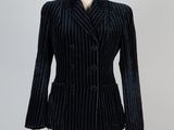 une veste à rayures noires et blanches sur un mannequin, un mannequin, un mannequin, un mannequin, un mannequin, un mannequin, un mannequin, un mannequin