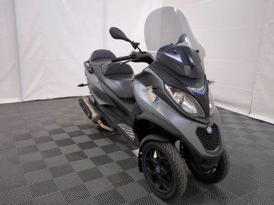 une moto garée sur un sol à damier noir et blanc