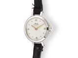 gros plan d'une montre-bracelet sur une surface blanche