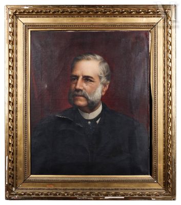 portrait d'un homme vêtu d'un manteau noir et portant une barbe blanche