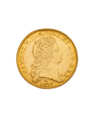 gros plan d'une pièce d'or sur une surface blanche