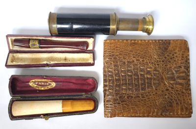 un portefeuille, un stylo et d'autres objets posés sur une table