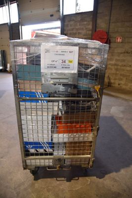 un chariot contenant de nombreux cartons dans un entrepôt