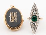 une image représentant deux bagues et une bague sertie d'une pierre verte