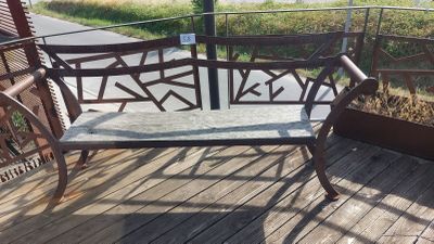 un banc posé sur une terrasse au bord de l'eau