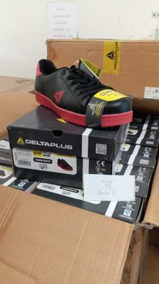 une boîte sur laquelle est posée une paire de chaussures