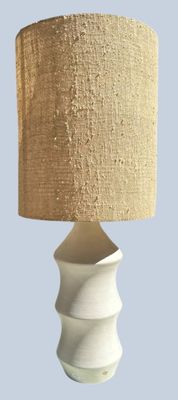 une lampe de table blanche avec un abat-jour beige