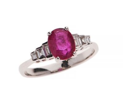 Bague ovale en rubis et diamants