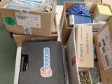 Plusieurs cartons contenant des objets divers sont posés sur une table dans une pièce
