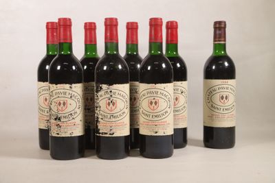 six bouteilles de vin sont alignées sur une table