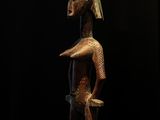 une image représentant une statue en bois d'un homme portant un casque