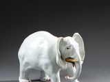 un petit éléphant blanc debout à côté d'un éléphant blanc encore plus petit