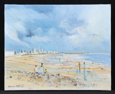tableau représentant une scène de plage avec des personnes sur le sable et des bâtiments en arrière-plan