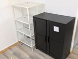 une armoire noire dans un coin de la pièce