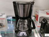 une cafetière et un grille-pain exposés dans un magasin