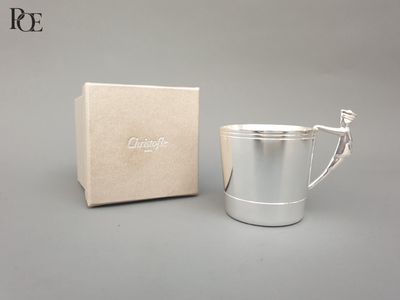 une coupe en argent posée à côté d'une boîte sur une table