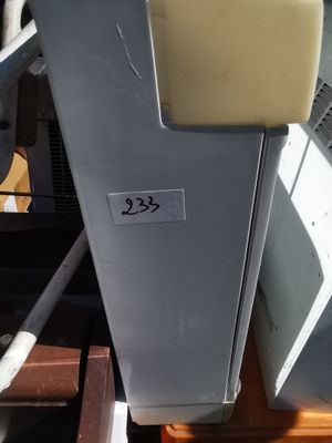 un réfrigérateur blanc posé sur une table en bois