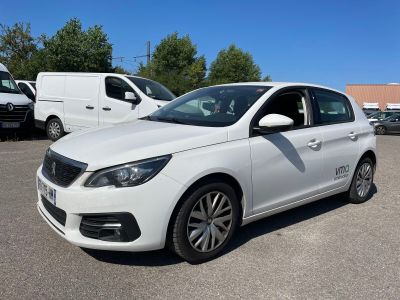 la voiture blanche est garée dans le parking à côté d'autres voitures