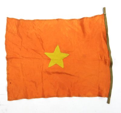 un drapeau orange orné d'une étoile jaune sur fond blanc