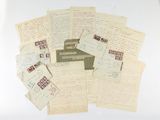 de nombreuses vieilles lettres et enveloppes posées sur une surface blanche