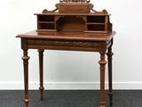un vieux bureau avec un plateau en bois et un tiroir