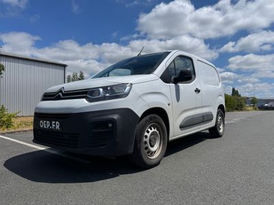 la camionnette blanche est garée sur le côté de la route