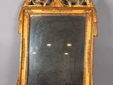 un miroir posé sur un pied au sol