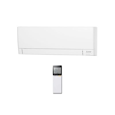 un climatiseur posé sur un mur blanc, à côté d'une télécommande