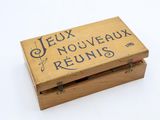 une vieille boîte en bois avec une inscription dessus, posée sur une surface blanche