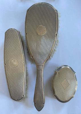 trois types différents de brosses à cheveux posées sur une table