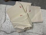 une pile de serviettes pliées posée sur le trottoir