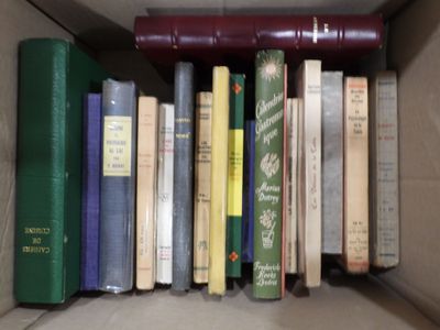 une boîte pleine de livres posée sur une table