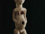 l'image d'une statue représentant une femme tenant un bébé dans ses bras