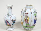 deux vases posés l'un à côté de l'autre sur une table