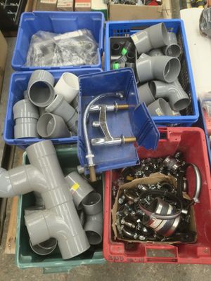 de nombreux types de tuyaux et de raccords dans les bacs