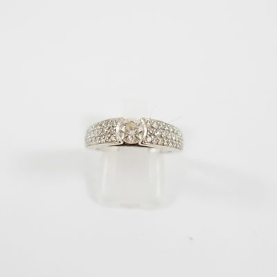 gros plan d'une bague en diamant sur une surface blanche