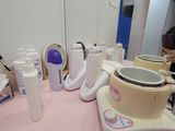 un plan de travail rose sur lequel sont posés un mixeur et des tasses