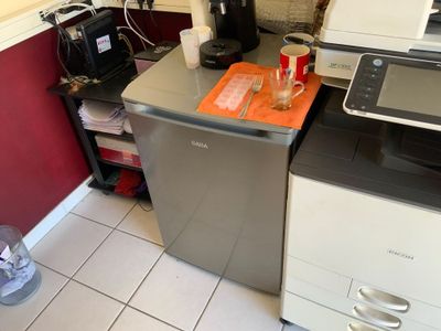 une photo d'une cuisine avec une imprimante et une cafetière