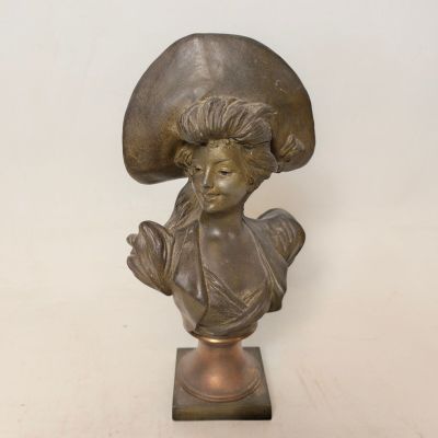 statue en bronze représentant une femme coiffée d'un chapeau